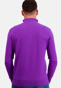 Lila gestrickter Pullover mit hohem Kragen, gerippten Bündchen und Saum. Glatte Textur mit figurbetontem Design, von hinten auf einem schlichten Hintergrund gezeigt.