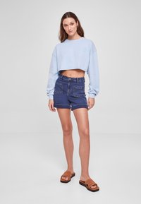 Urban Classics CROPPED FLOWER EMBROIDERY TERRY CREW - Melegítőfelső - balticblue