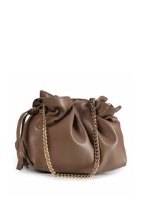 Borsa in pelle sintetica marrone con design arricciato, tracolla a catena dorata e chiusura con coulisse in cima. Texture liscia e forma arrotondata.