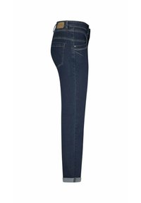 Donkerblauwe slim-fit jeans met opgerolde pijpen, achterzak, riemlussen en een bruine merkpatch op de tailleband.