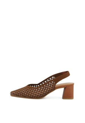 Scarpa marrone con cinturino sul tallone, tacco a blocco e motivo traforato simile a una rete che copre la parte superiore.