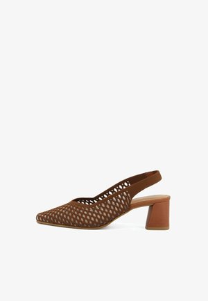 Scarpa marrone con cinturino sul tallone, tacco a blocco e motivo traforato simile a una rete che copre la parte superiore.