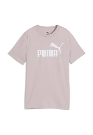 T-shirt rose clair à manches courtes avec logo Puma blanc et texte sur la poitrine, col rond, posé à plat sur un fond blanc.