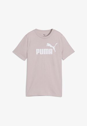 Jasnoróżowy T-shirt z krótkim rękawem z białym logo Puma i napisem na piersi, okrągły kołnierz, położony płasko na białym tle.