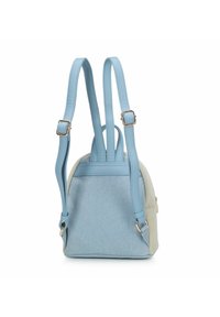 Un sac à dos bleu clair avec des accents vert menthe, fabriqué en tissu doux et en cuir. Deux bretelles ajustables avec des boucles en métal. Forme compacte et structurée.