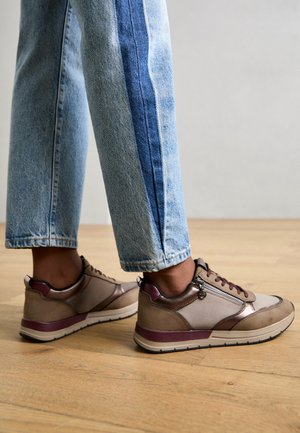 Sneaker low - pepper
