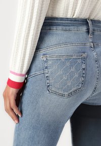 LIU JO DIVINE - Testhezálló fazon - light blue denim