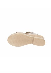 Sandalo beige con una toma superiore testurizzata, una suola flessibile di colore chiaro e una cinghia regolabile con dettagli in metallo sulla fibbia.