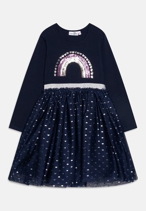Vestito blu navy a maniche lunghe con design arcobaleno di paillettes, cinturino argento e gonna in tulle con piccoli cuori argentati.