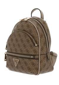 Mini sac à dos marron à motifs avec double fermeture éclair, logo de la marque et accents en cuir. Il présente une finition texturée et une forme courbée.