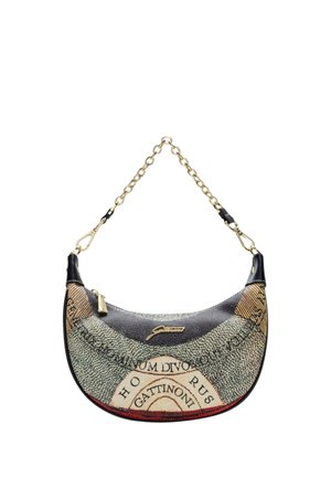 Pequeño bolso de mano con forma de media luna, con cadena dorada, tela negra con estampado multicolor y logo de la marca en dorado en la parte frontal.
