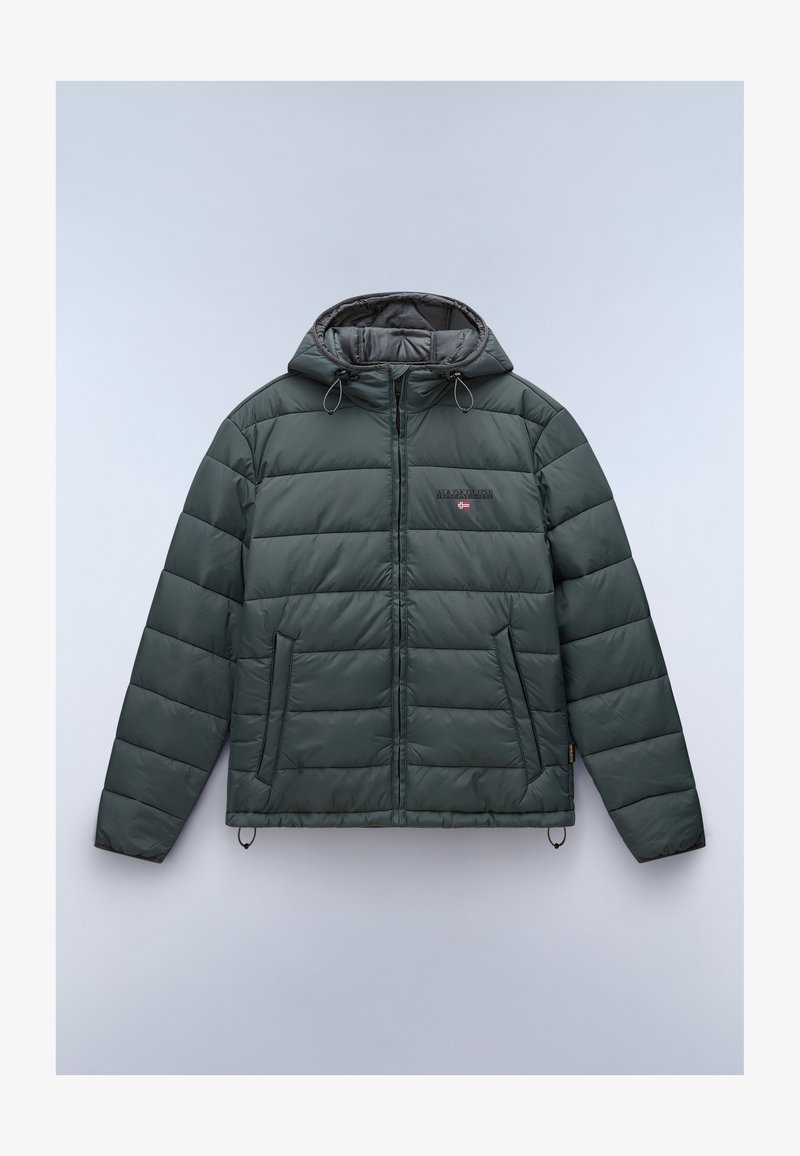 Padded hooded jacket w ciemnozielonym kolorze, z zamkiem błyskawicznym z przodu, dwoma bocznymi kieszeniami i naszywką z logo. Gładka faktura z pikowanym wzorem.
