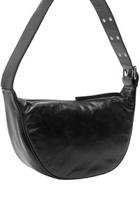 Czarna skórzana torebka na ramię o zakrzywionym kształcie, gładkiej fakturze oraz regulowanym pasku z metalowymi akcentami w kolorze srebrnym.