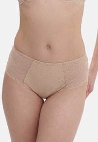 Slips in pizzo beige con intricate trame a scallop, morbida al tatto e con una vestibilità a vita media. Presenta bordi elastici piatti per il massimo comfort.