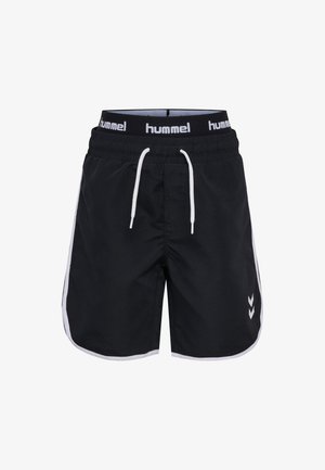 Zwarte sportshorts met een witte trekkoord, witte strepen aan de zijkanten en het "hummel" logo op de tailleband en aan de zoom van het been.