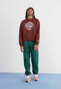 New Balance ATHLETICS CREST CREW - Melegítőfelső - rich oak