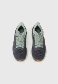Chaussures de course avec une tige en maille gris foncé, des accents vert menthe, un design perforé et des semelles en caoutchouc pour une meilleure adhérence. Fermeture à lacets pour un bon maintien.