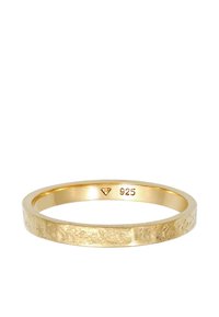 Anillo de plata esterlina 925 bañado en oro que presenta una superficie texturizada y una banda interior lisa, con un diseño minimalista y una forma plana.