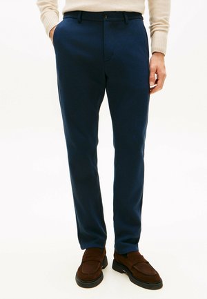 - Spodnie materiałowe