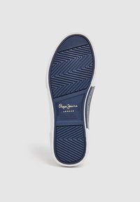 Jūras zila gumijas zole ar teksturētu zīda jostas rakstu un baltām malām. Ar zīmolu "Pepe Jeans London" uz apakšas.