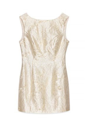 Robe sans manches en tissu doré métallisé avec une surface texturée, présentant un col rond et des coutures structurées pour une silhouette ajustée.