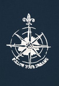 Išsiuvinėtas kompaso dizainas balta spalva tamsiai mėlyname fone, kuriame apačioje išlenktai yra tekstas "SEKITE SAVO DREAMUS".