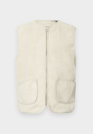 Fleece-Weste in hellbeige mit rundem Ausschnitt, frontalem Reißverschluss und zwei aufgesetzten Taschen. Weicher, strukturiertes Material überall.