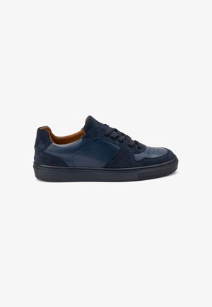 Sneaker blu navy realizzati in pelle e camoscio, con una finitura liscia, punta perforata e suola in gomma nera testurizzata.