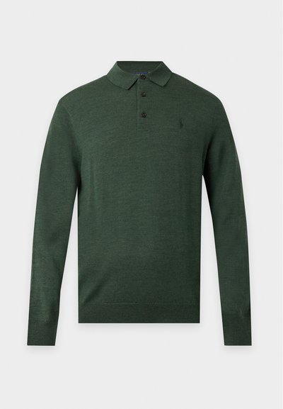 Polo à manches longues vert foncé avec trois boutons et un petit logo brodé sur la poitrine gauche sur un fond blanc.