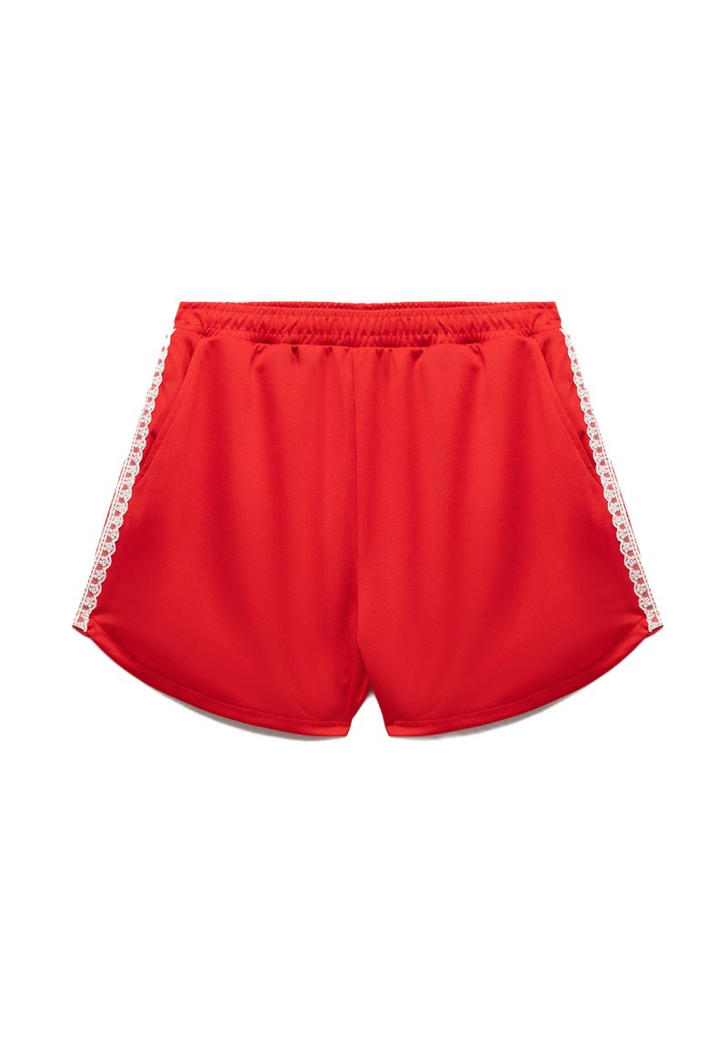 Rode sportieve shorts met een elastische tailleband, voorzien van witte kant langs de zijkanten en een gladde, ademende stoftextuur.