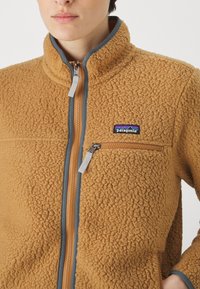 Patagonia RETRO - Flīsa jaka - nest brown/nouveau green