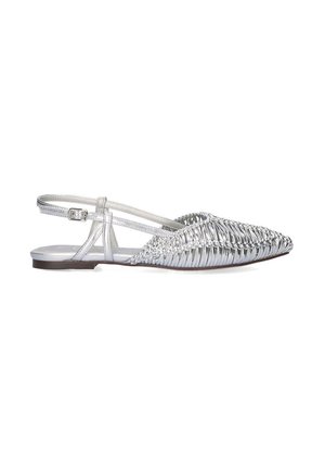 Zapatos planos de punta puntiaguda en plateado con un diseño trenzado, tirante en el tobillo ajustable y un acabado metálico suave. Tacón bajo.