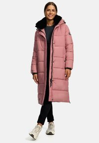 Culoare roz, palton lung tip puffer cu guler din blană artificială. Are un fermoar frontal, buzunare laterale și manșete cu densitate. Textură netedă, design căptușit.