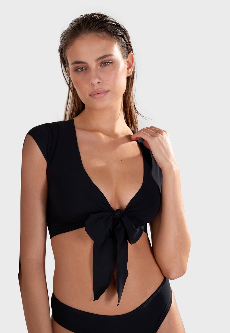 Crni bikini top s dubokim V-izrezom i kratkim rukavima, s naglaskom na čvoru sprijeda. Glatka tkanina i prilagođeni dizajn.