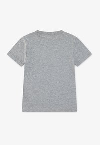 T-shirt gris à manches courtes en tissu de coton doux, présentant une couleur unie simple, avec un col rond et une coupe standard. Sans détails graphiques.