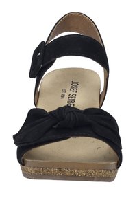 Sorte ruskind platform sandaler med en knyttet detalje over tåområdet og en justerbar ankelrem. Korksålen giver polstring.