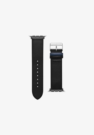 Bracelet de montre en cuir noir avec ferrure en métal argenté, présentant une texture lisse, des trous ajustables et un accent bleu sur la boucle.