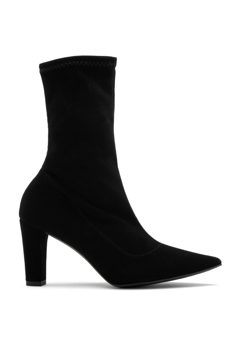 Czarne botki za kostkę wykonane z miękkiego materiału, z wysmuklonym czubkiem, cienkim wysokim obcasem oraz bezszwowym wzornictwem z wyraźnym przeszyciem na górze.