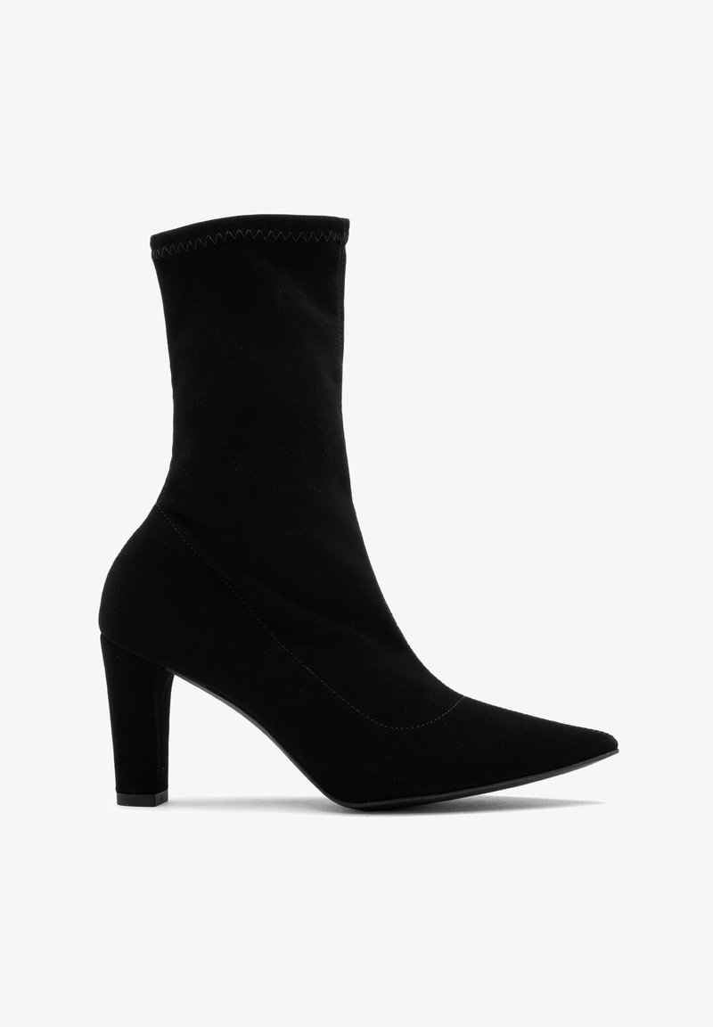 Czarne botki za kostkę wykonane z miękkiego materiału, z wysmuklonym czubkiem, cienkim wysokim obcasem oraz bezszwowym wzornictwem z wyraźnym przeszyciem na górze.