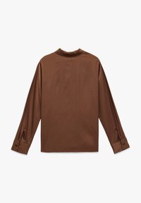 Brązowa, długosleeve koszula z wysokim kołnierzykiem, gładka, satynowa tekstura i zapinane mankiety. Prosty, nowoczesny design bez wzorów ani akcentów.