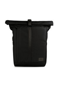 Mochila negra tipo roll-top hecha de un tejido duradero, con un bolsillo frontal, correa ajustable y una superficie texturizada con un logo sutil.