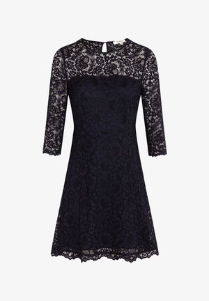 Robe en dentelle bleu marine avec des manches trois-quarts, un corsage ajusté, une jupe évasée et des détails en ourlet festonné. Fermeture en goutte d'eau au dos.