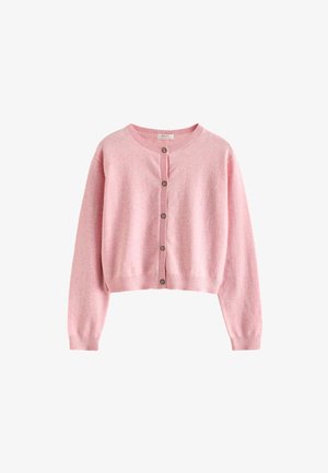 Jemný ružový krátky sveter s okrúhlym výstrihom, dlhými rukávmi, rebrovanými manžetami a lemom a predným zapínaním na päť hnedých gombíkov.