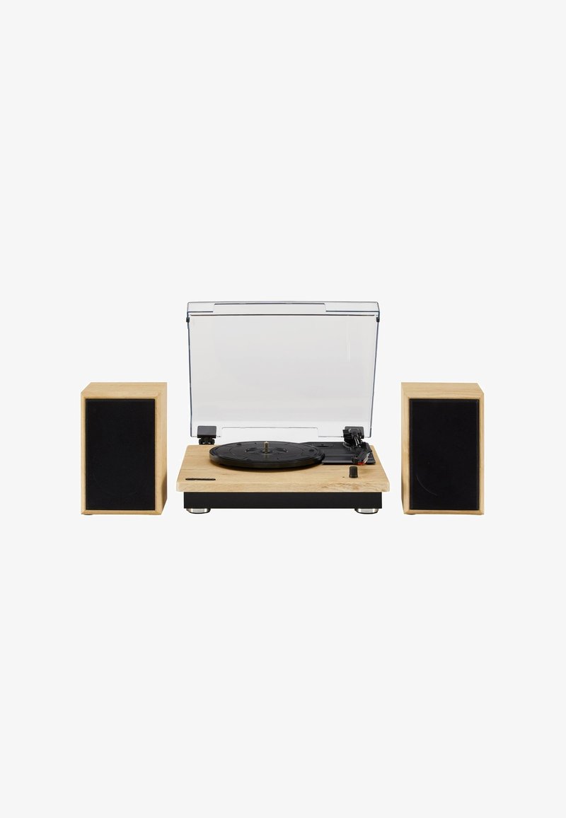 Platine vinyle avec cadre en bois, base noire, couvercle transparent et deux enceintes en bois avec faces en tissu noir. Comprend un plateau en vinyle et des commandes.