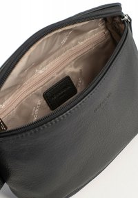 Czarna skórzana torba o gładkiej fakturze, z zamkiem błyskawicznym, beżowe wnętrze z kieszenią na zamek i detalem logo.