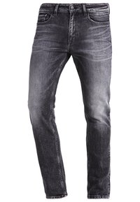 Pantalones vaqueros de mezclilla gris oscuro con corte ajustado, que presentan un diseño clásico de cinco bolsillos, un desgaste sutil y una bragueta con cremallera y cierre de botón metálico.