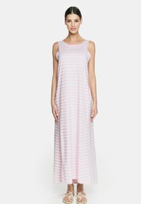 Sukienka maxi bez rękawów w jasnoróżowym kolorze z białymi pionowymi paskami. Miękka tkanina, luźny krój, okrągły dekolt, długość do podłogi.