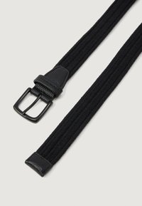 Cintura in tessuto intrecciato nero con fibbia metallica nera e dettagli in pelle nera su uno sfondo chiaro.