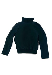 Černá strukturovaná mikina s vysokým límcem, žebrovanými manžetami a pasem; obsahuje kontrastní huňatý akcent na ramenou a zipovou kapsu.