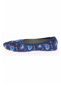 Blauwe stoffen ballerina's met een ronde neus, voorzien van een patroon van harten en sterren in roze en turquoise op een donkere achtergrond.
